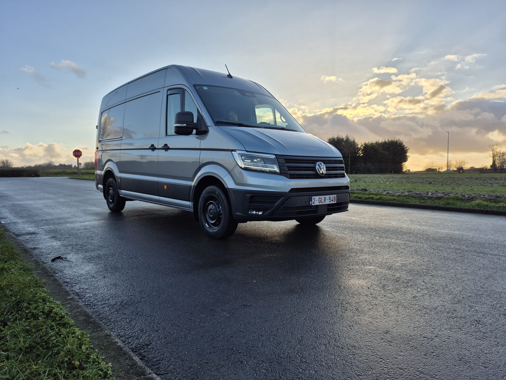 Vooraanzicht van de zilvergrijze K.D.S cargo bestelwagen op de weg