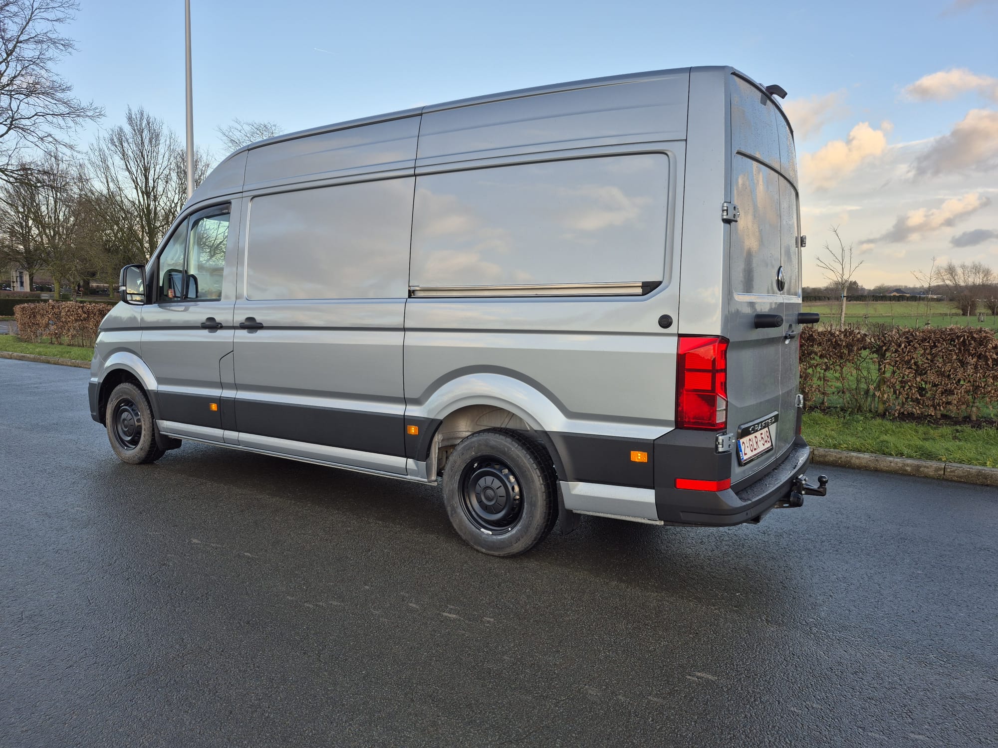Zijaanzicht van de zilvergrijze K.D.S cargo bestelwagen